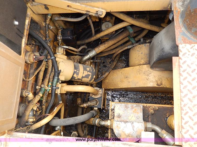 image for item H1342 2000 Caterpillar AP-1055B paver