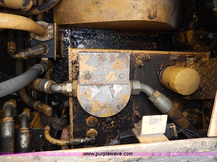 image for item H1342 2000 Caterpillar AP-1055B paver