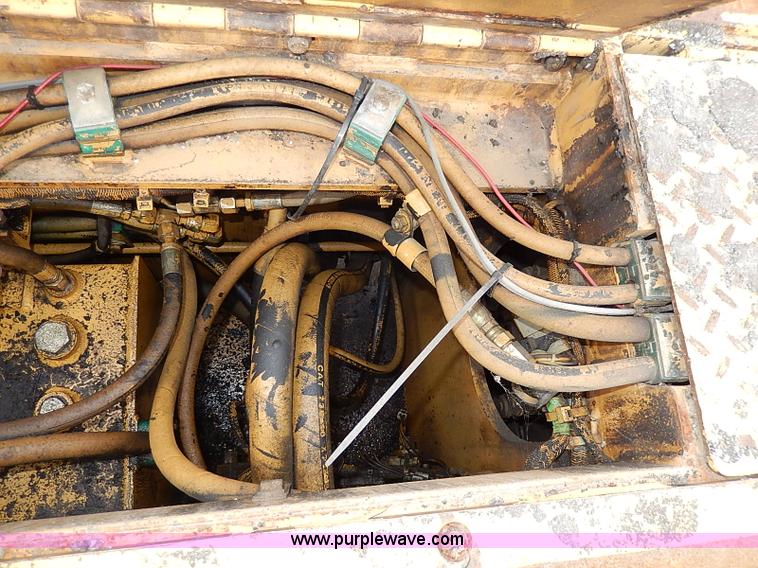 image for item H1342 2000 Caterpillar AP-1055B paver