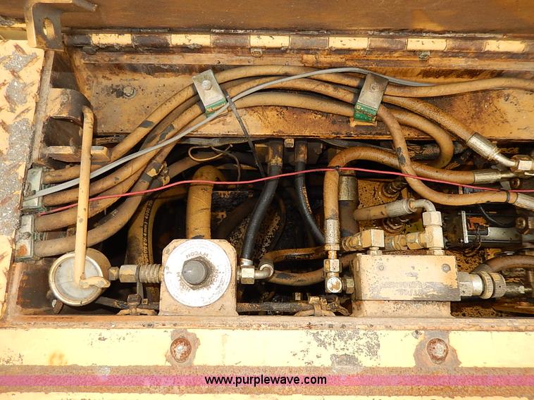 image for item H1342 2000 Caterpillar AP-1055B paver