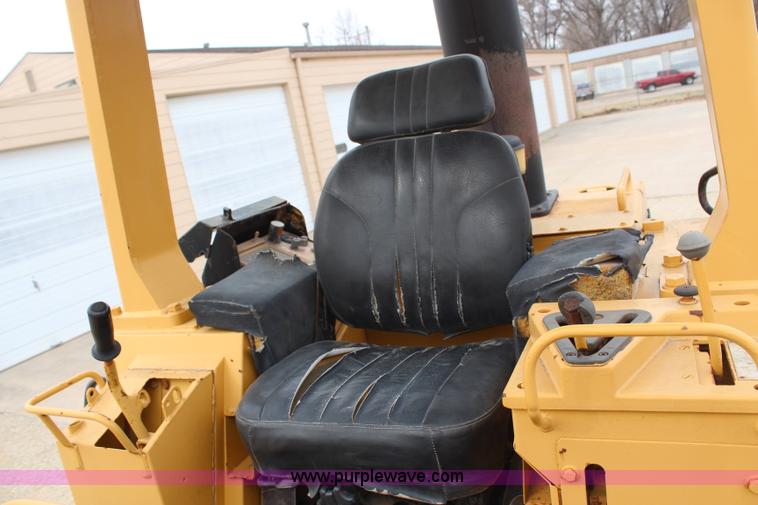 image for item H6235 1986 Caterpillar 943 track loader