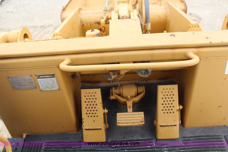 image for item H6235 1986 Caterpillar 943 track loader