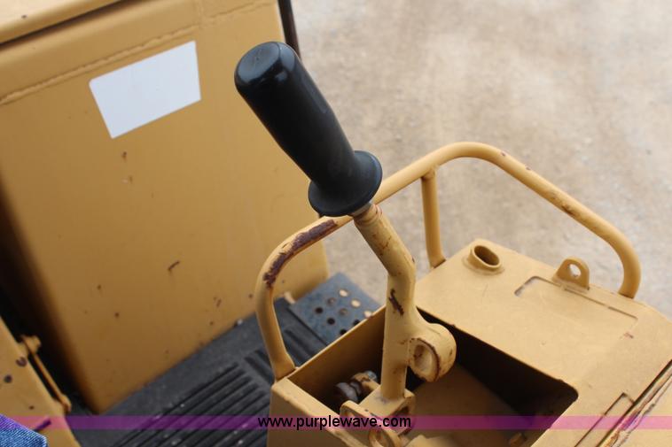 image for item H6235 1986 Caterpillar 943 track loader