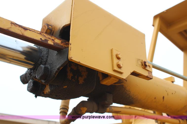 image for item H6235 1986 Caterpillar 943 track loader