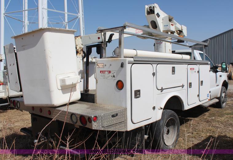 image for item H6246 2003 Ford F550 XL bucket truck