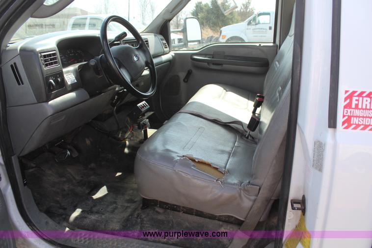 image for item H6246 2003 Ford F550 XL bucket truck