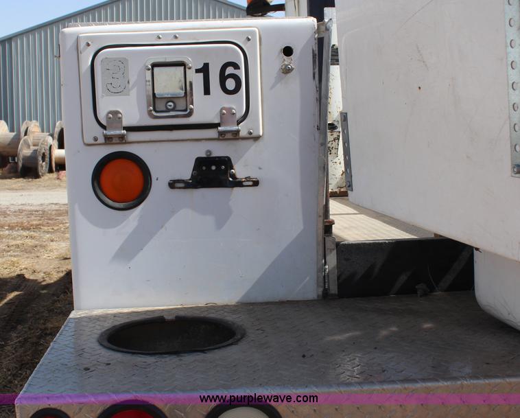 image for item H6246 2003 Ford F550 XL bucket truck