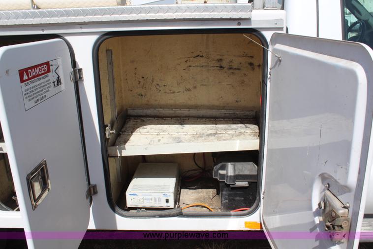 image for item H6246 2003 Ford F550 XL bucket truck