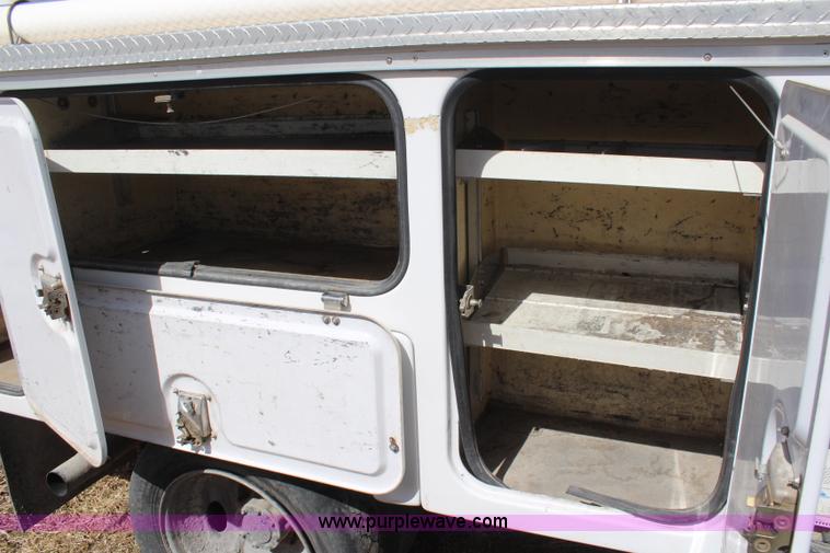 image for item H6246 2003 Ford F550 XL bucket truck