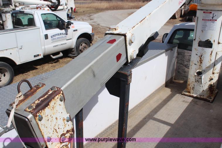 image for item H6246 2003 Ford F550 XL bucket truck