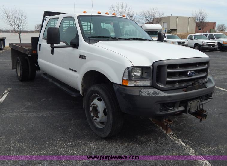 image for item I1082 2002 Ford F450 Super Duty Crew Cab flatbed truck