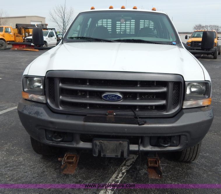 image for item I1082 2002 Ford F450 Super Duty Crew Cab flatbed truck