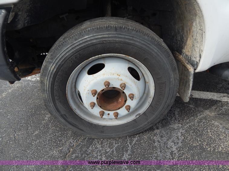 image for item I1082 2002 Ford F450 Super Duty Crew Cab flatbed truck