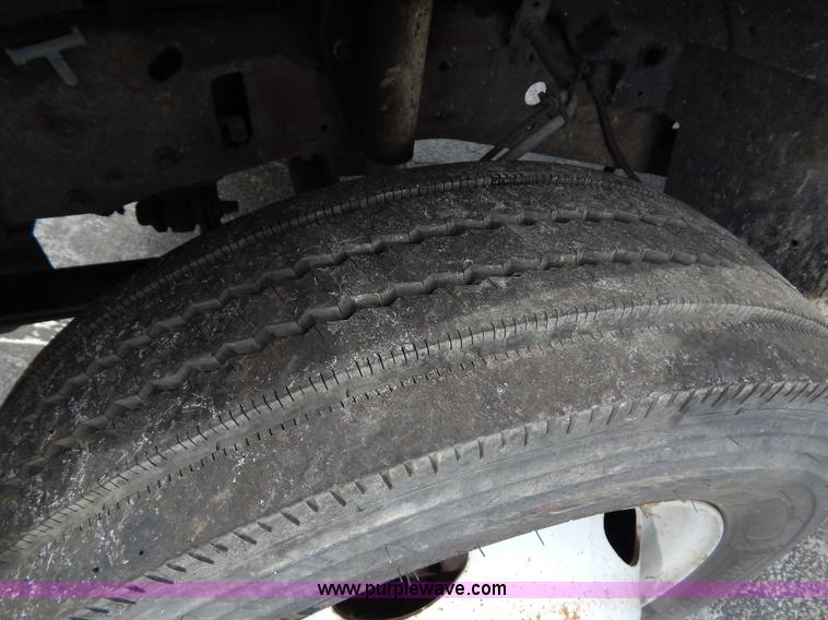 image for item I1082 2002 Ford F450 Super Duty Crew Cab flatbed truck