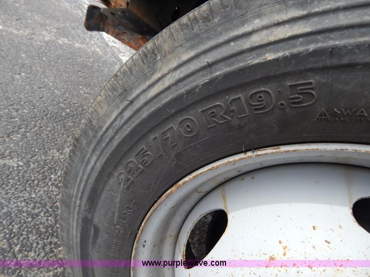 image for item I1082 2002 Ford F450 Super Duty Crew Cab flatbed truck