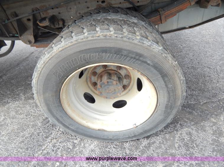 image for item I1082 2002 Ford F450 Super Duty Crew Cab flatbed truck