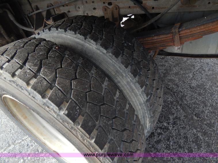 image for item I1082 2002 Ford F450 Super Duty Crew Cab flatbed truck