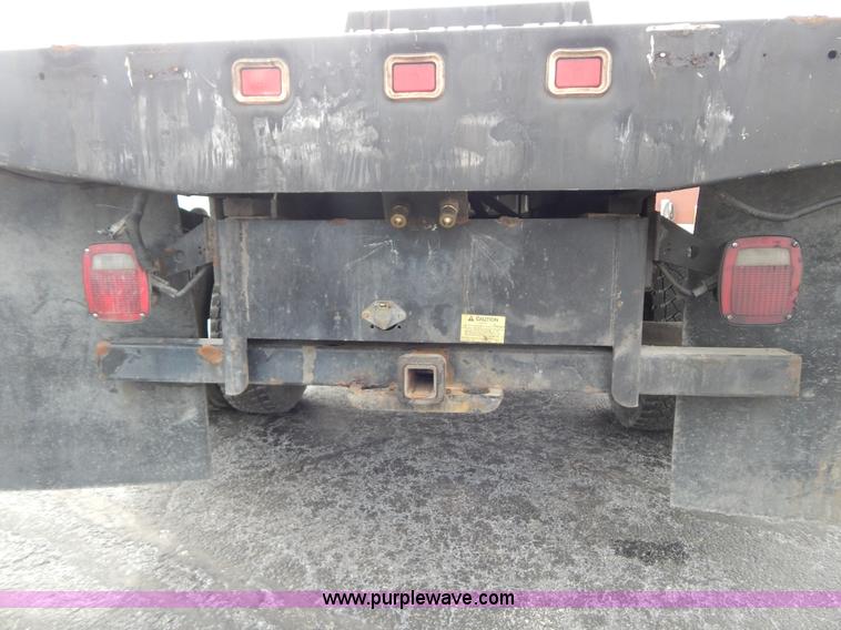 image for item I1082 2002 Ford F450 Super Duty Crew Cab flatbed truck