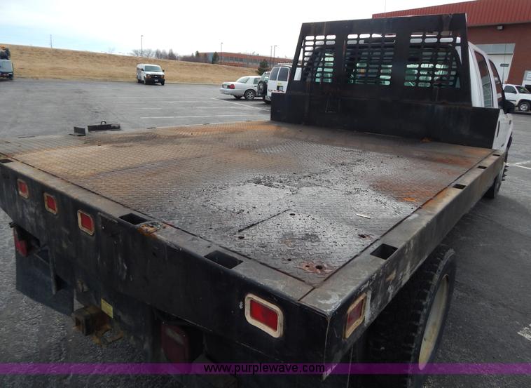 image for item I1082 2002 Ford F450 Super Duty Crew Cab flatbed truck