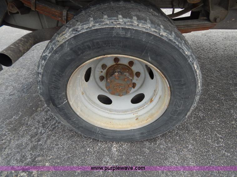 image for item I1082 2002 Ford F450 Super Duty Crew Cab flatbed truck