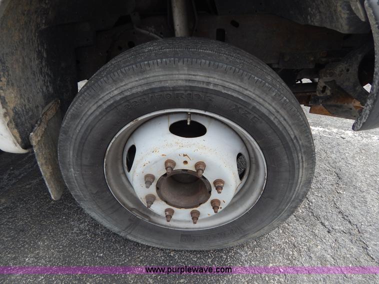 image for item I1082 2002 Ford F450 Super Duty Crew Cab flatbed truck