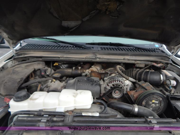 image for item I1082 2002 Ford F450 Super Duty Crew Cab flatbed truck