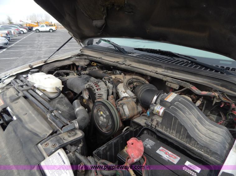 image for item I1082 2002 Ford F450 Super Duty Crew Cab flatbed truck