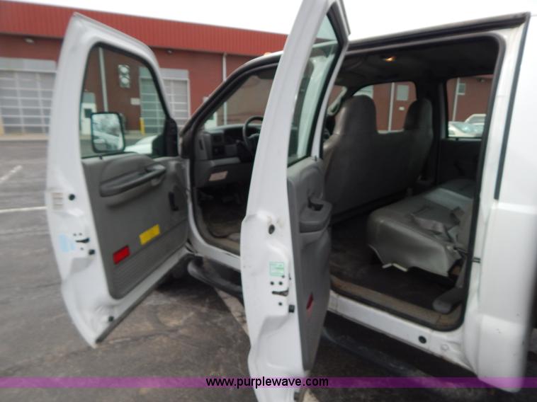 image for item I1082 2002 Ford F450 Super Duty Crew Cab flatbed truck