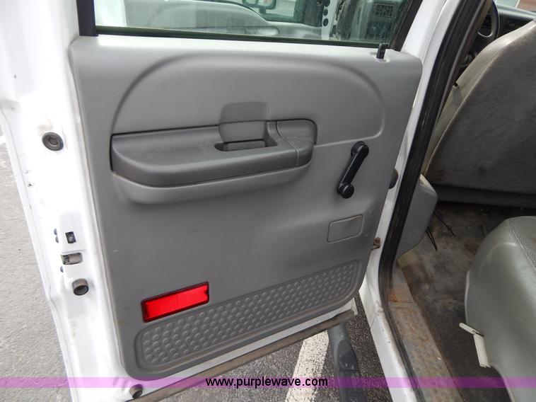 image for item I1082 2002 Ford F450 Super Duty Crew Cab flatbed truck