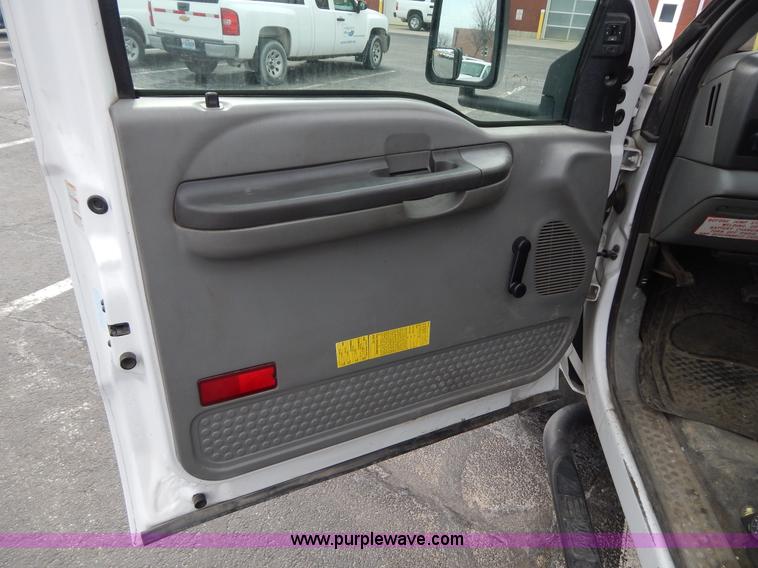 image for item I1082 2002 Ford F450 Super Duty Crew Cab flatbed truck