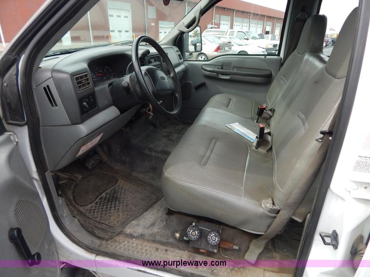 image for item I1082 2002 Ford F450 Super Duty Crew Cab flatbed truck