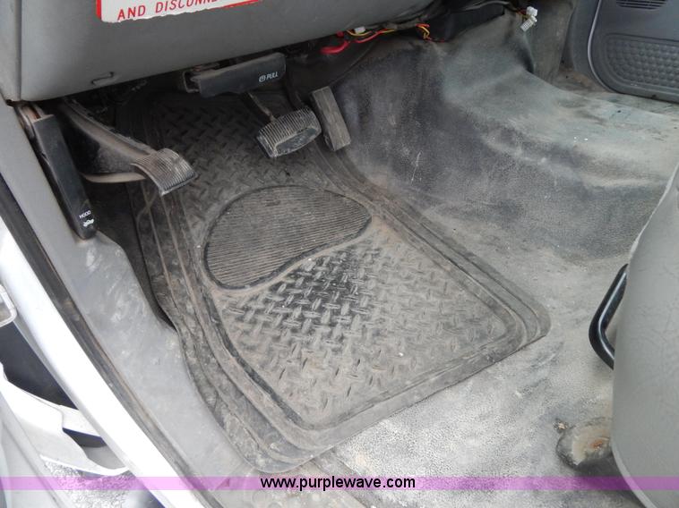 image for item I1082 2002 Ford F450 Super Duty Crew Cab flatbed truck