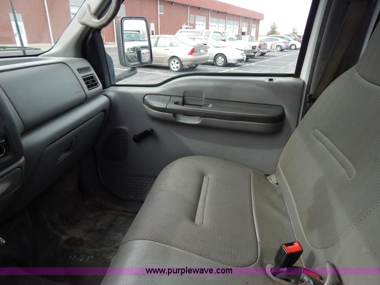 image for item I1082 2002 Ford F450 Super Duty Crew Cab flatbed truck