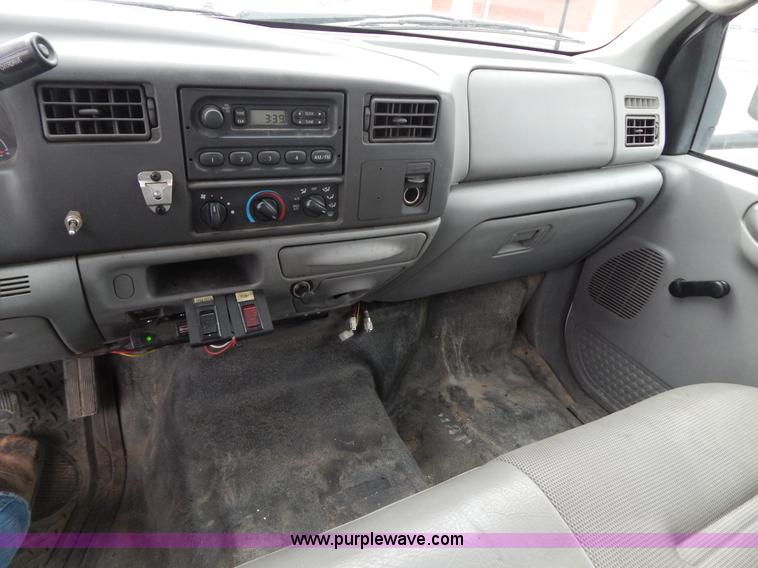 image for item I1082 2002 Ford F450 Super Duty Crew Cab flatbed truck