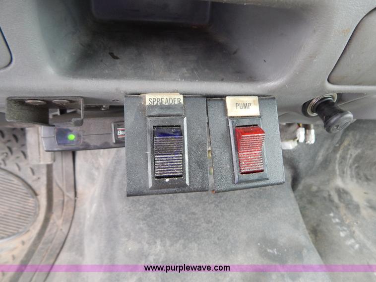 image for item I1082 2002 Ford F450 Super Duty Crew Cab flatbed truck