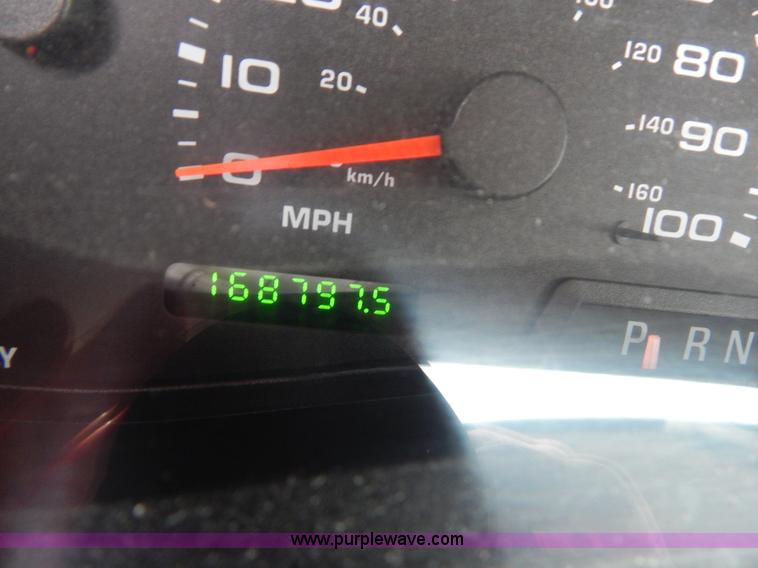 image for item I1082 2002 Ford F450 Super Duty Crew Cab flatbed truck