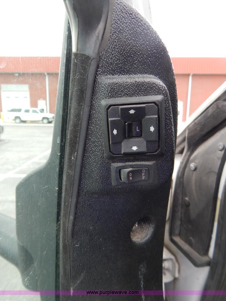 image for item I1082 2002 Ford F450 Super Duty Crew Cab flatbed truck