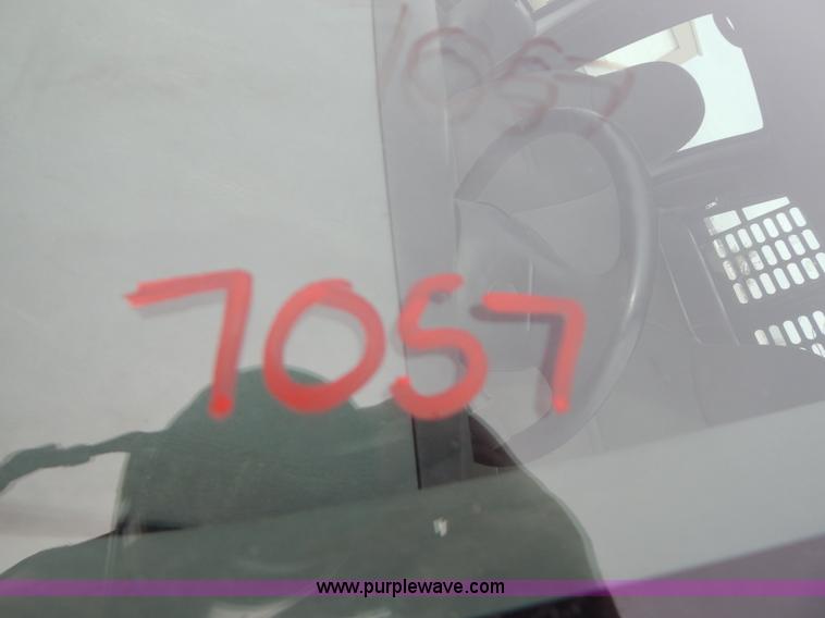 image for item I1082 2002 Ford F450 Super Duty Crew Cab flatbed truck