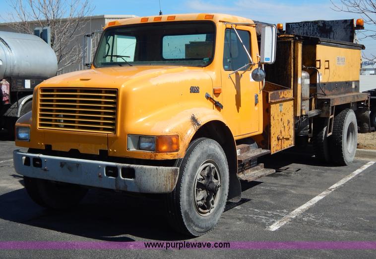 image for item I1086 1996 International 4900 pothole patcher truck
