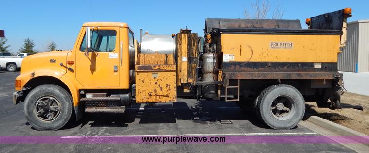 image for item I1086 1996 International 4900 pothole patcher truck