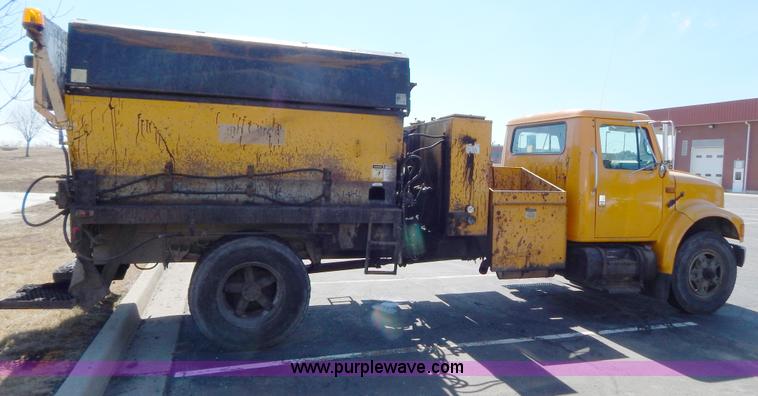 image for item I1086 1996 International 4900 pothole patcher truck
