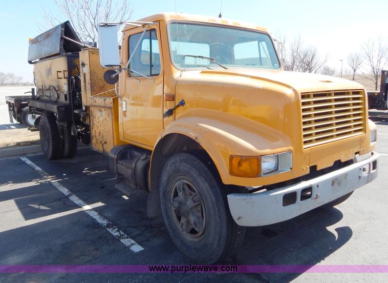 image for item I1086 1996 International 4900 pothole patcher truck