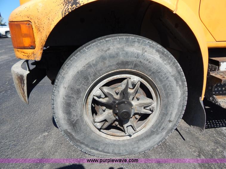 image for item I1086 1996 International 4900 pothole patcher truck