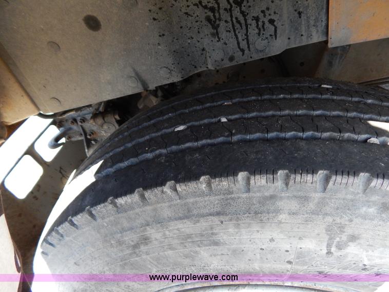 image for item I1086 1996 International 4900 pothole patcher truck