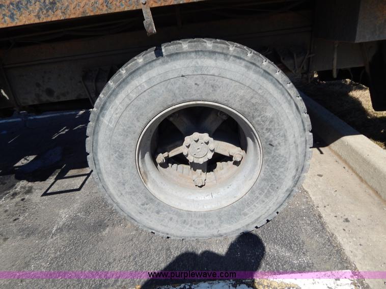image for item I1086 1996 International 4900 pothole patcher truck