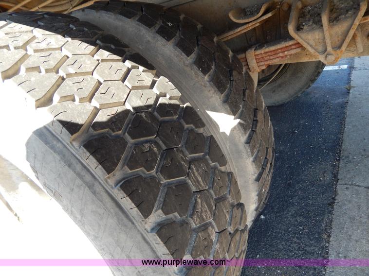 image for item I1086 1996 International 4900 pothole patcher truck