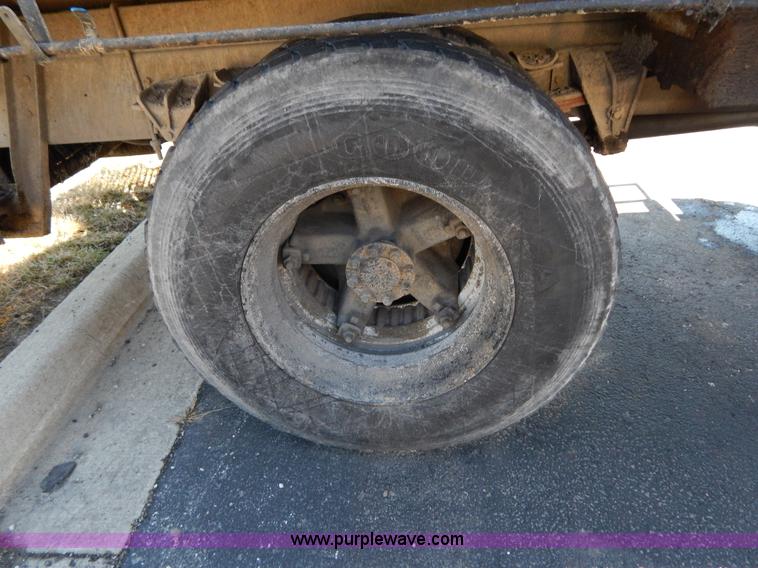 image for item I1086 1996 International 4900 pothole patcher truck