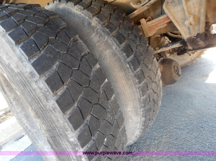 image for item I1086 1996 International 4900 pothole patcher truck