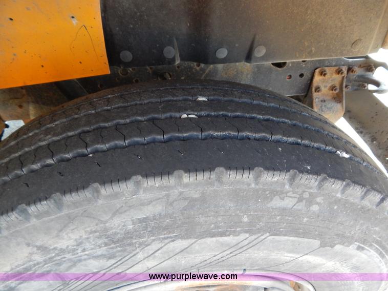 image for item I1086 1996 International 4900 pothole patcher truck