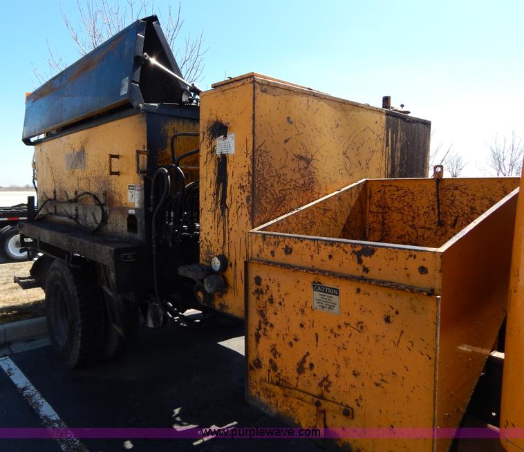 image for item I1086 1996 International 4900 pothole patcher truck